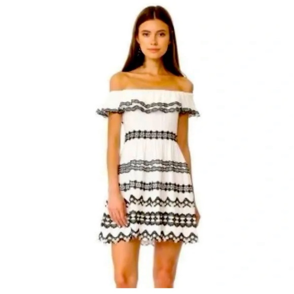 Alice + Olivia Dresses & Skirts - Alice + Olivia Rozzi Off Shoulder Dress